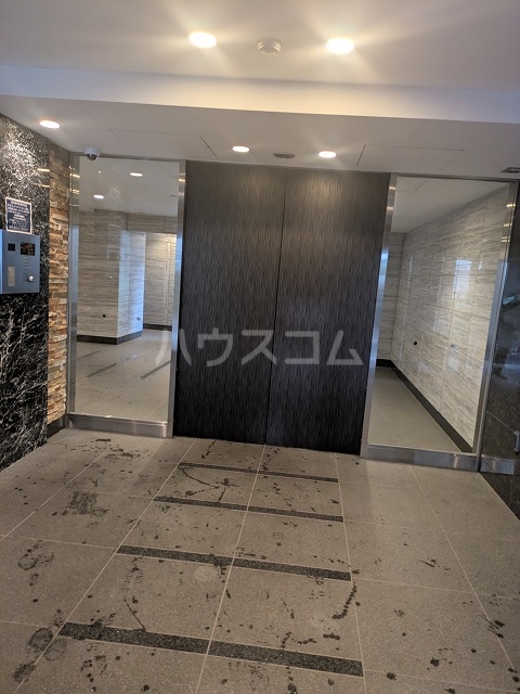 27/30 エントランス