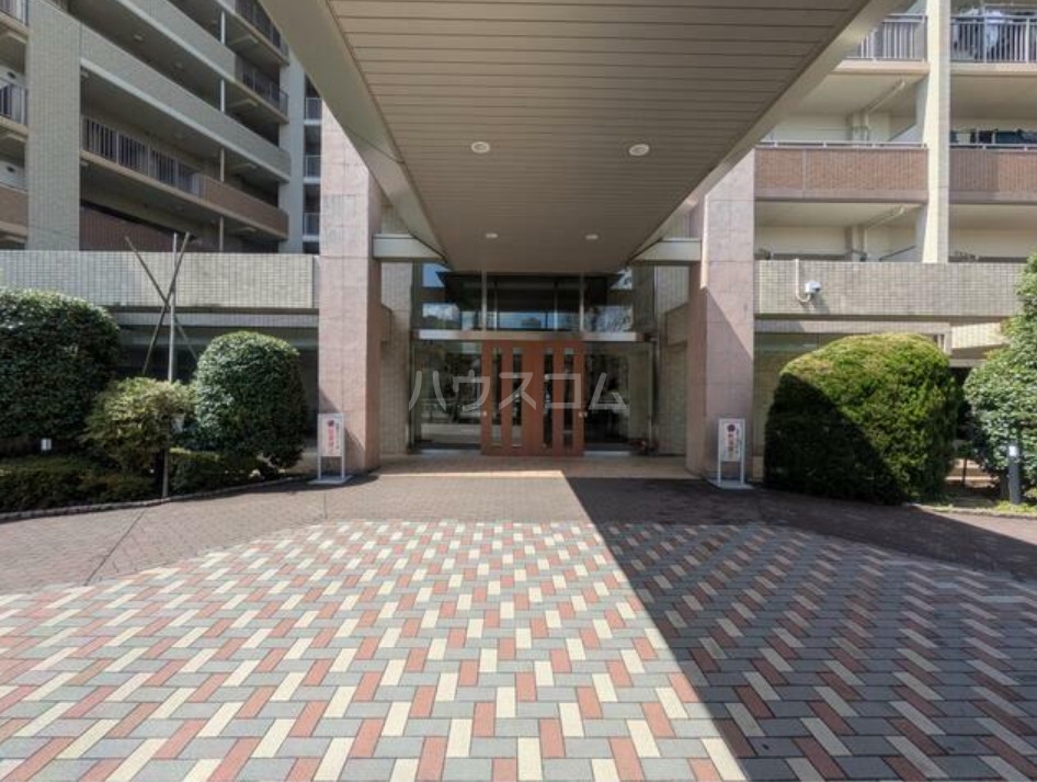 22/27 エントランス