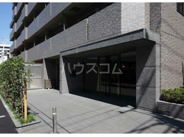 23/27 エントランス