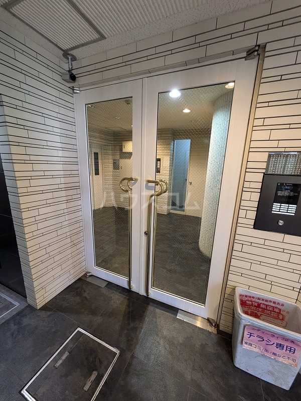 16/23 エントランス