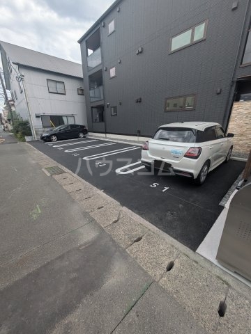 27/30 駐車場