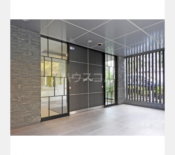 27/30 エントランス