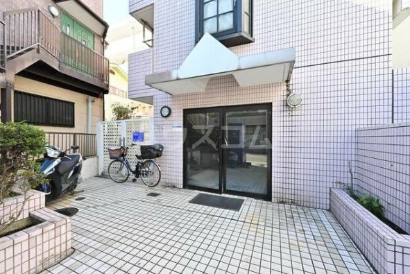 26/29 エントランス