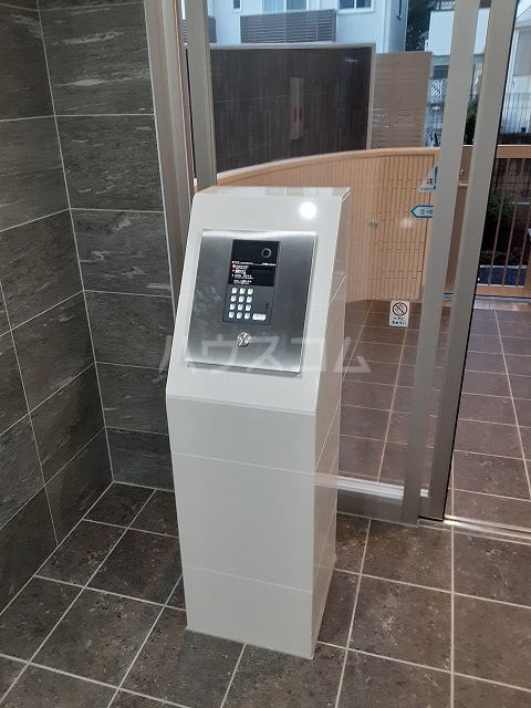 25/27 エントランス