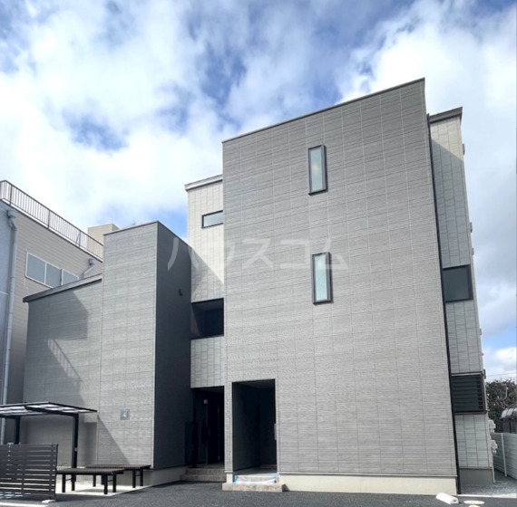 18/27 エントランス