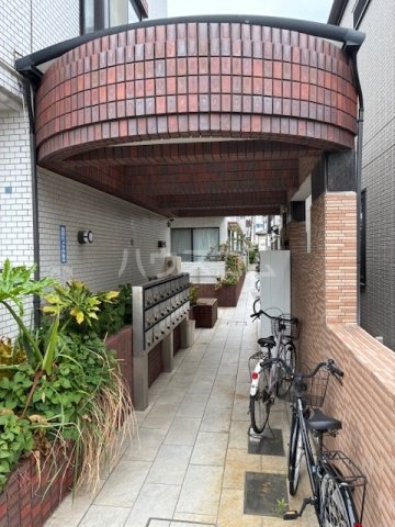 27/30 エントランス