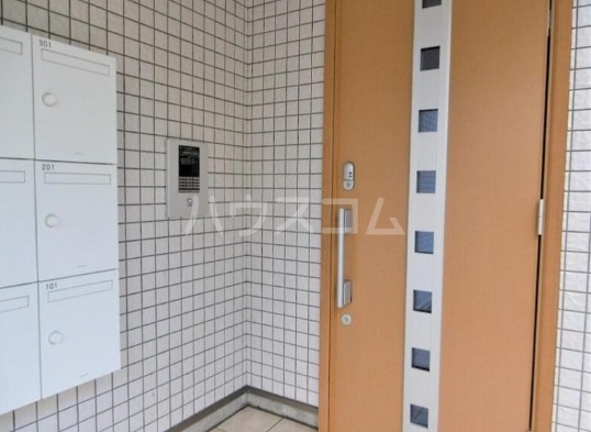 16/23 エントランス