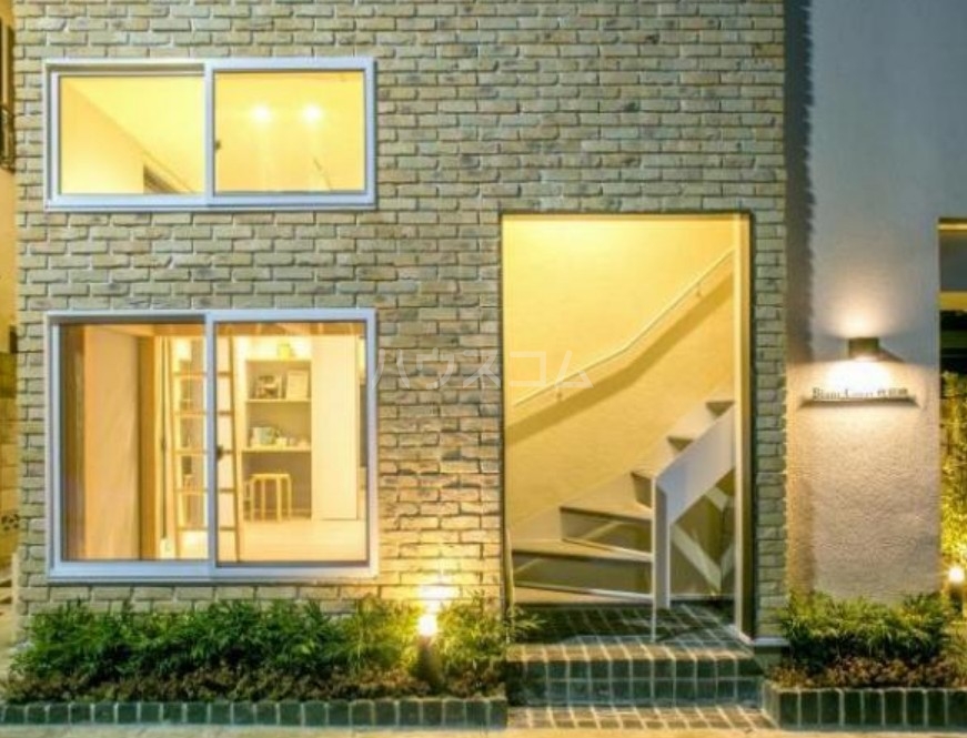 16/23 エントランス