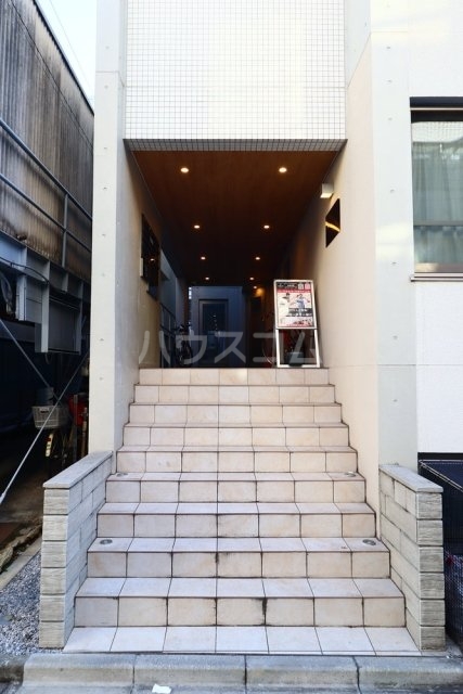 25/30 エントランス