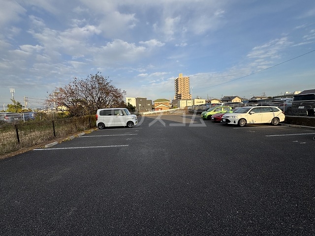 27/30 駐車場