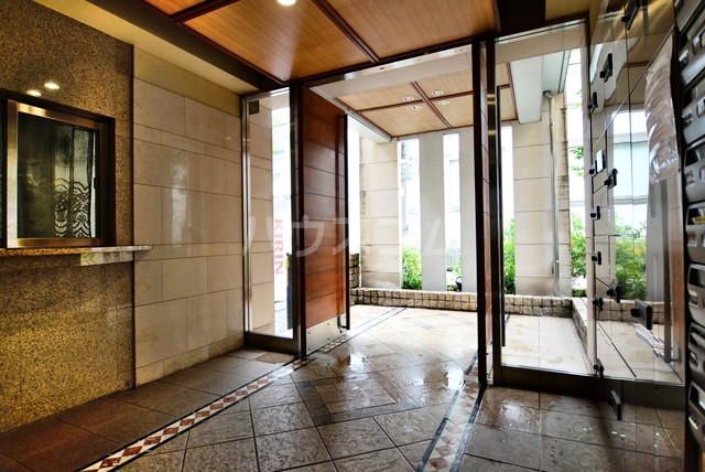 28/30 エントランス