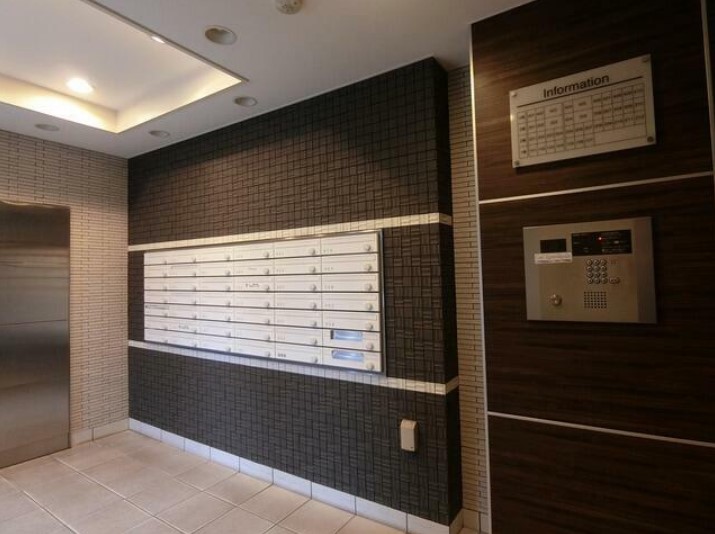 18/27 エントランス