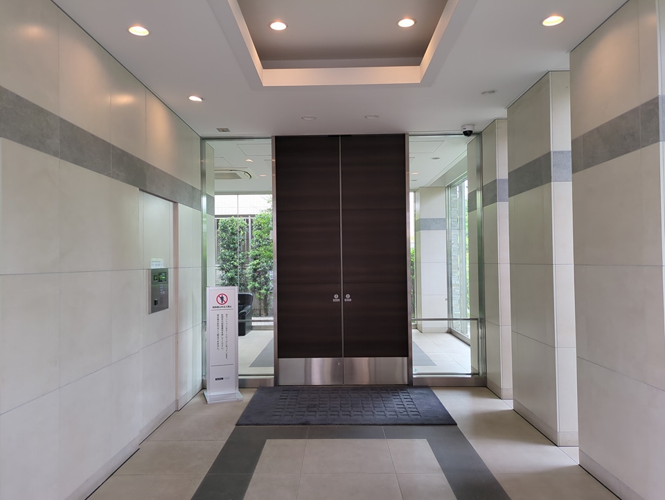 28/30 エントランス