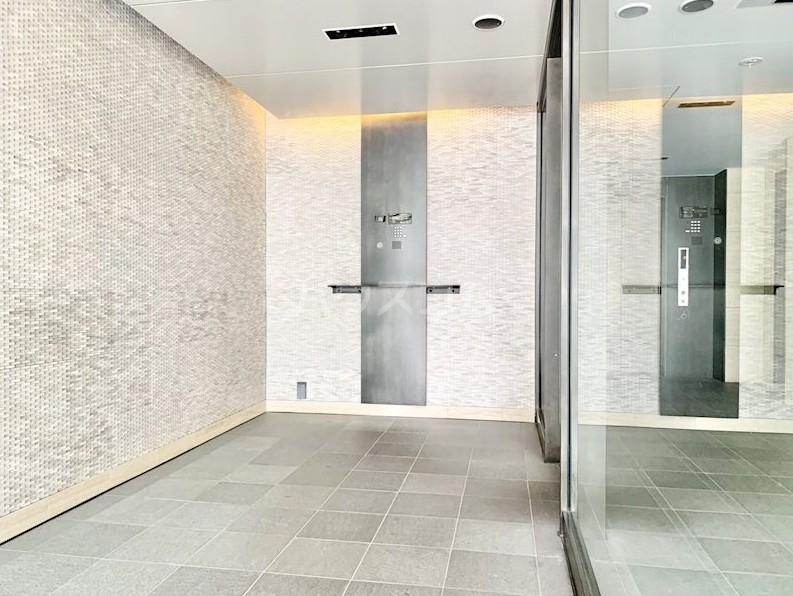 16/16 エントランス