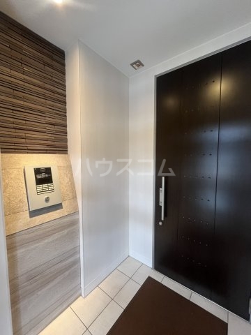 26/27 エントランス