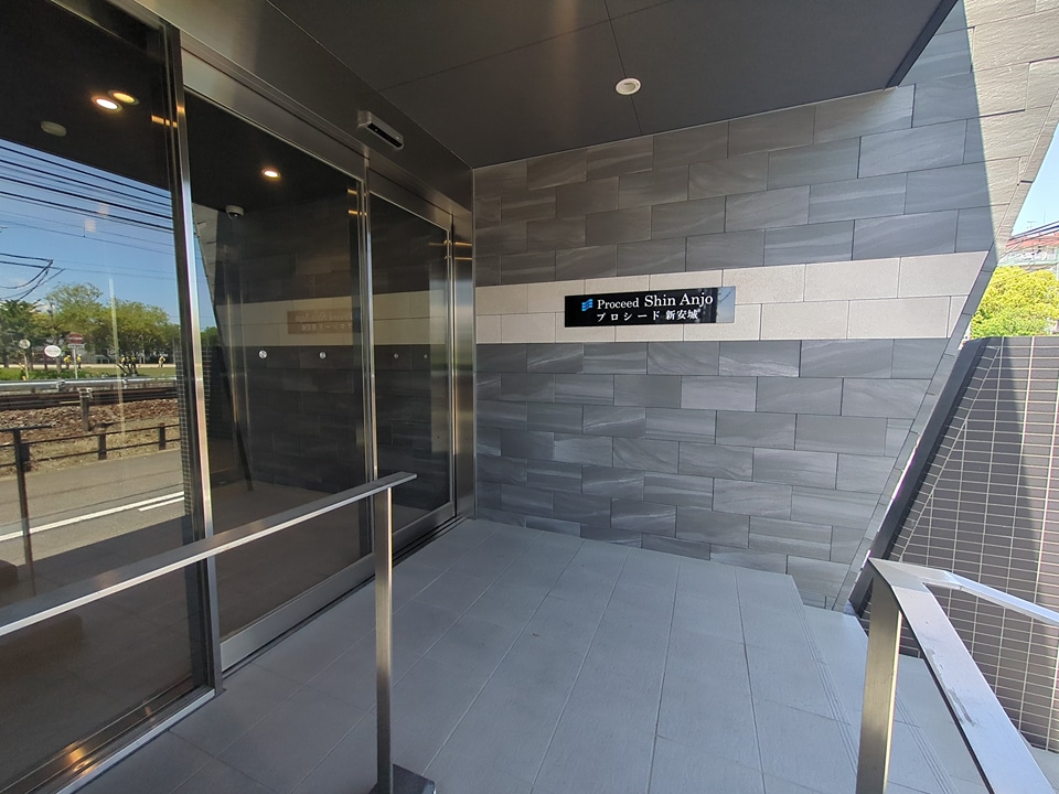 21/30 エントランス