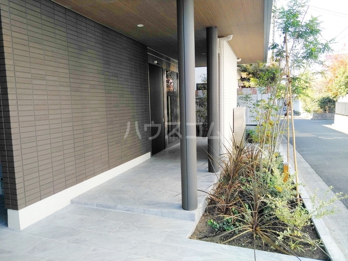 27/30 エントランス