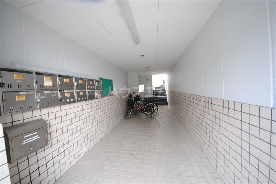 23/29 エントランス