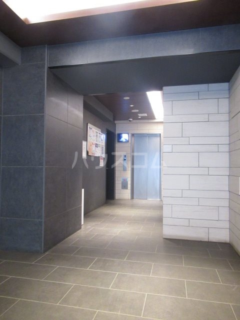 16/23 エントランス