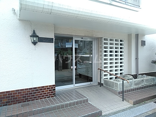 22/27 エントランス