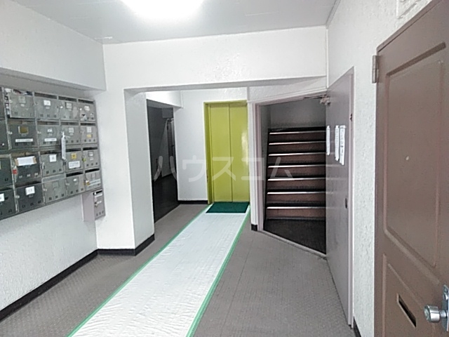 23/27 エントランス