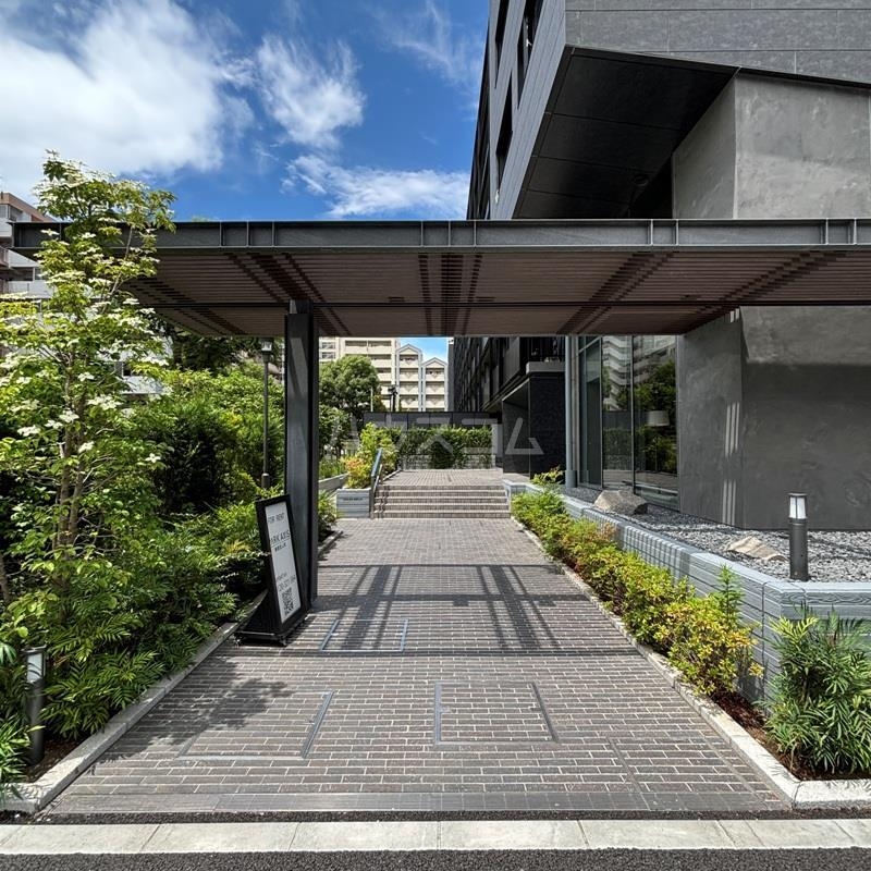 19/30 エントランス