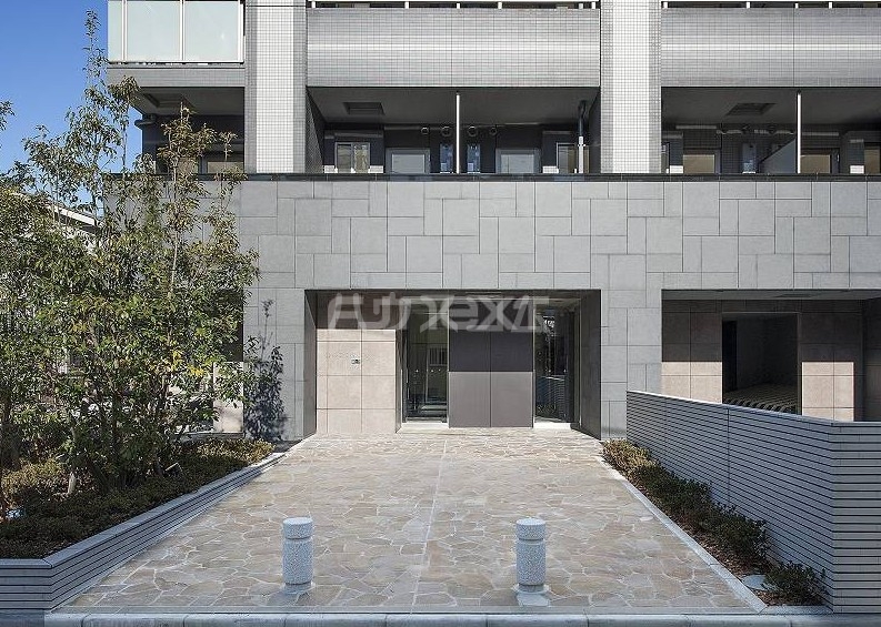 16/19 エントランス