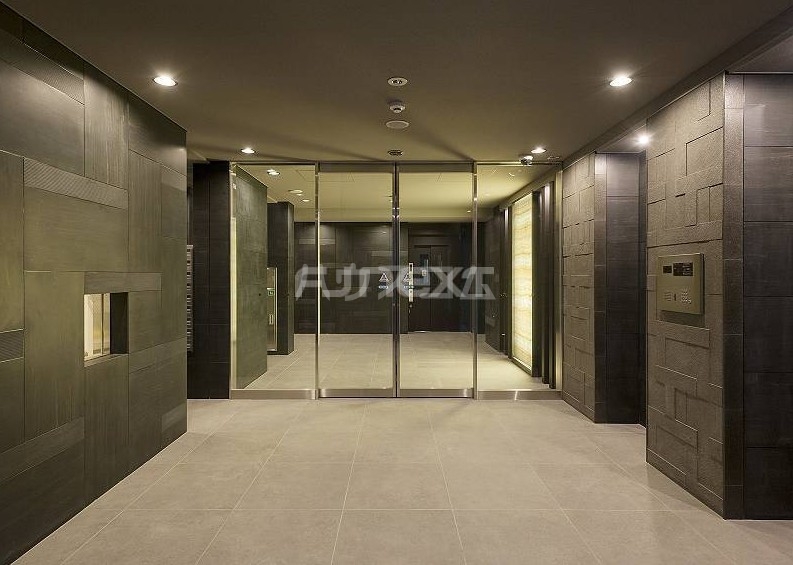 18/19 エントランス