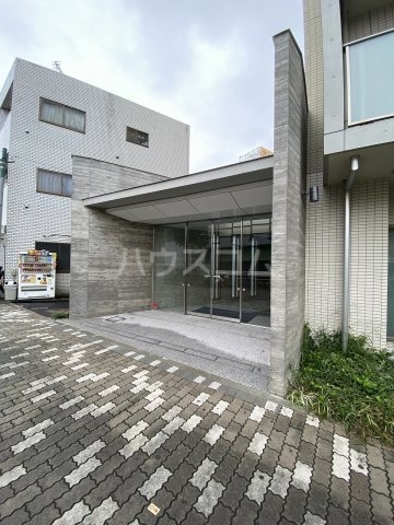 23/27 エントランス