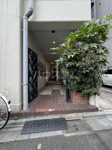 22/27 エントランス