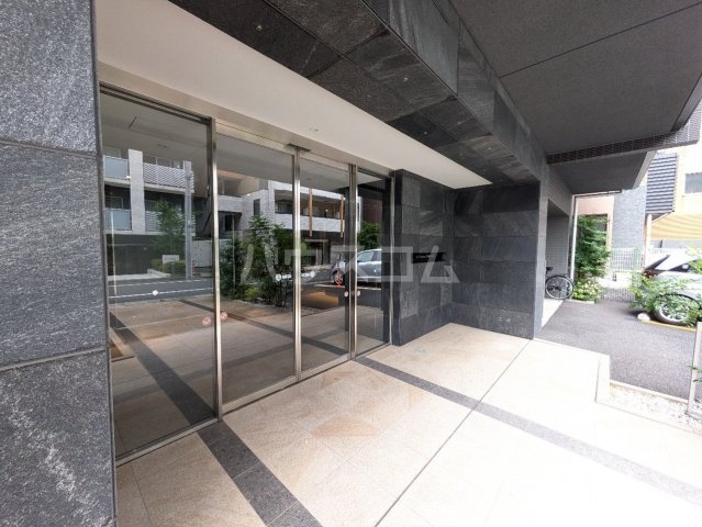 27/30 エントランス