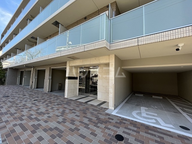 22/27 エントランス