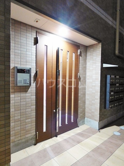 26/27 エントランス