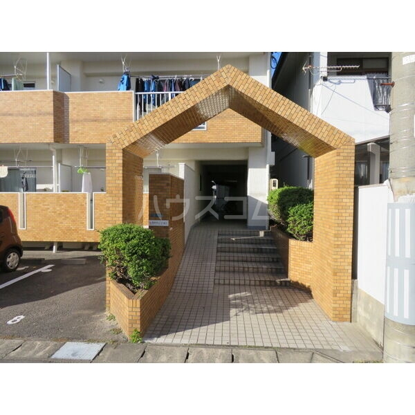 18/27 エントランス