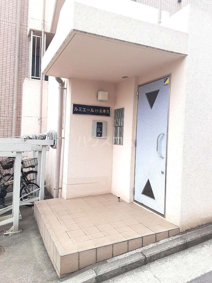 27/30 エントランス