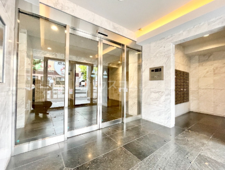 18/27 エントランス