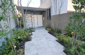 16/19 エントランス