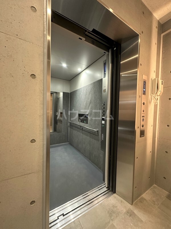 21/30 エントランス