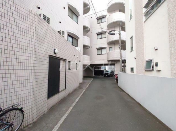 16/19 エントランス