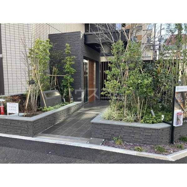 13/18 エントランス