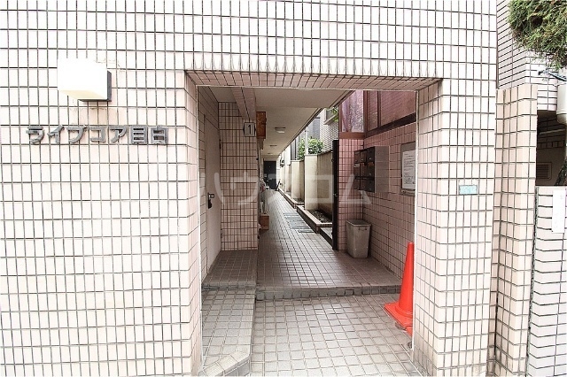 18/29 エントランス