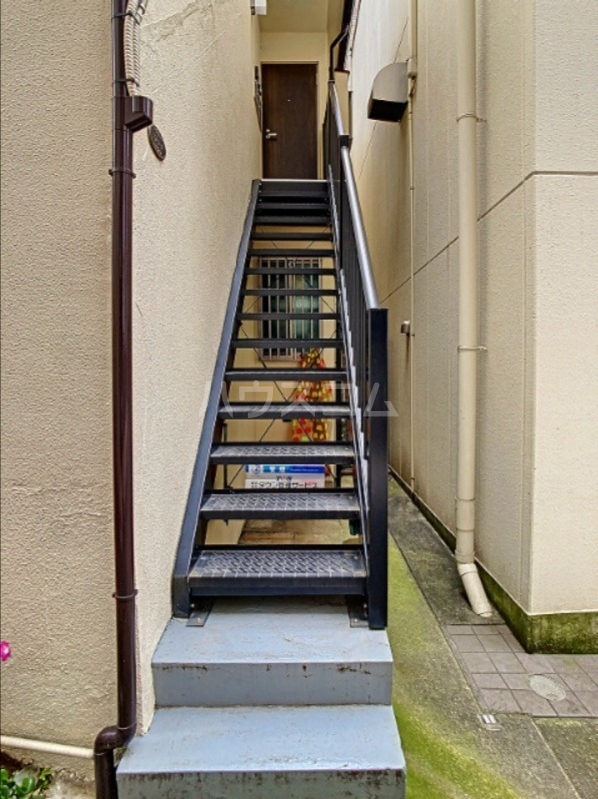 18/19 エントランス