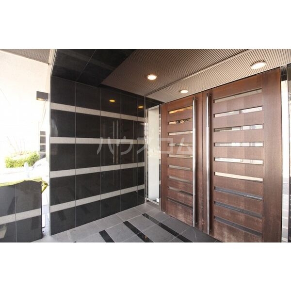 18/27 エントランス