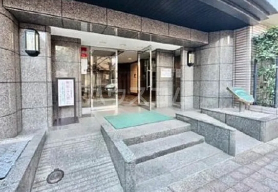 18/27 エントランス