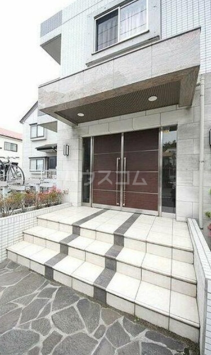 20/21 エントランス