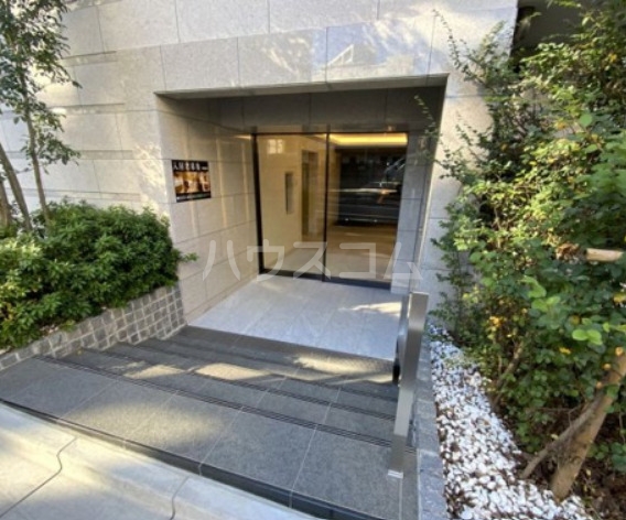 22/27 エントランス