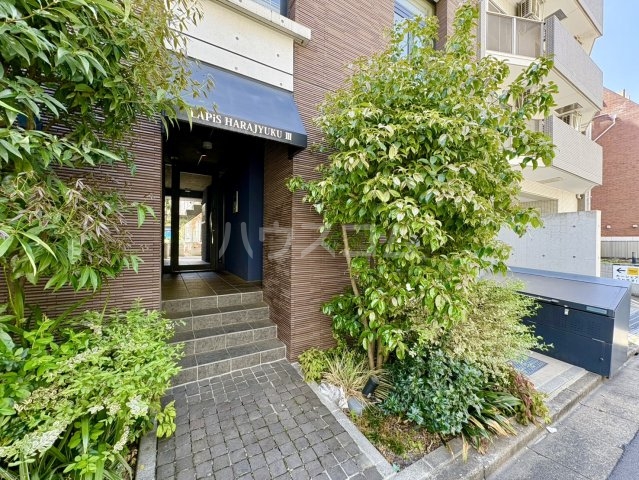 27/28 エントランス