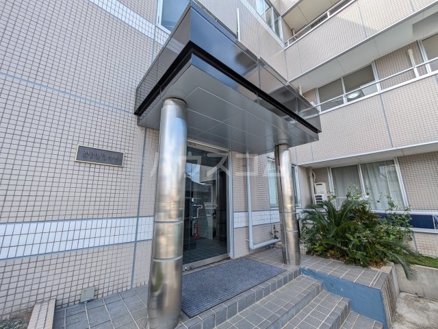 28/30 エントランス