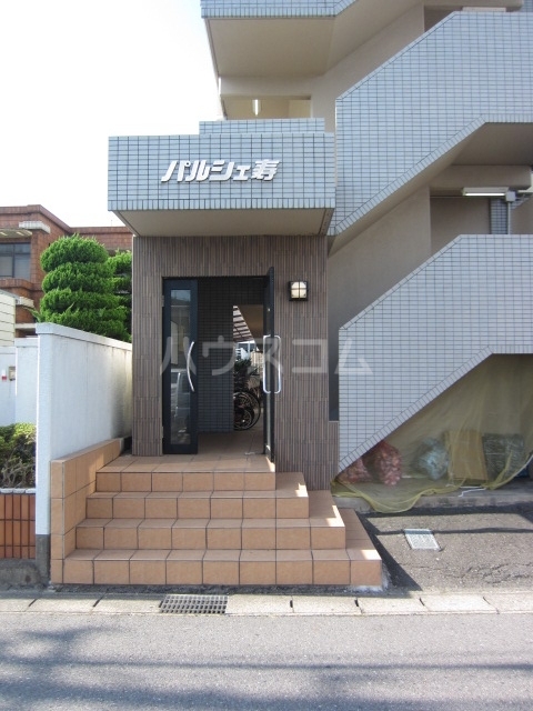 27/30 エントランス