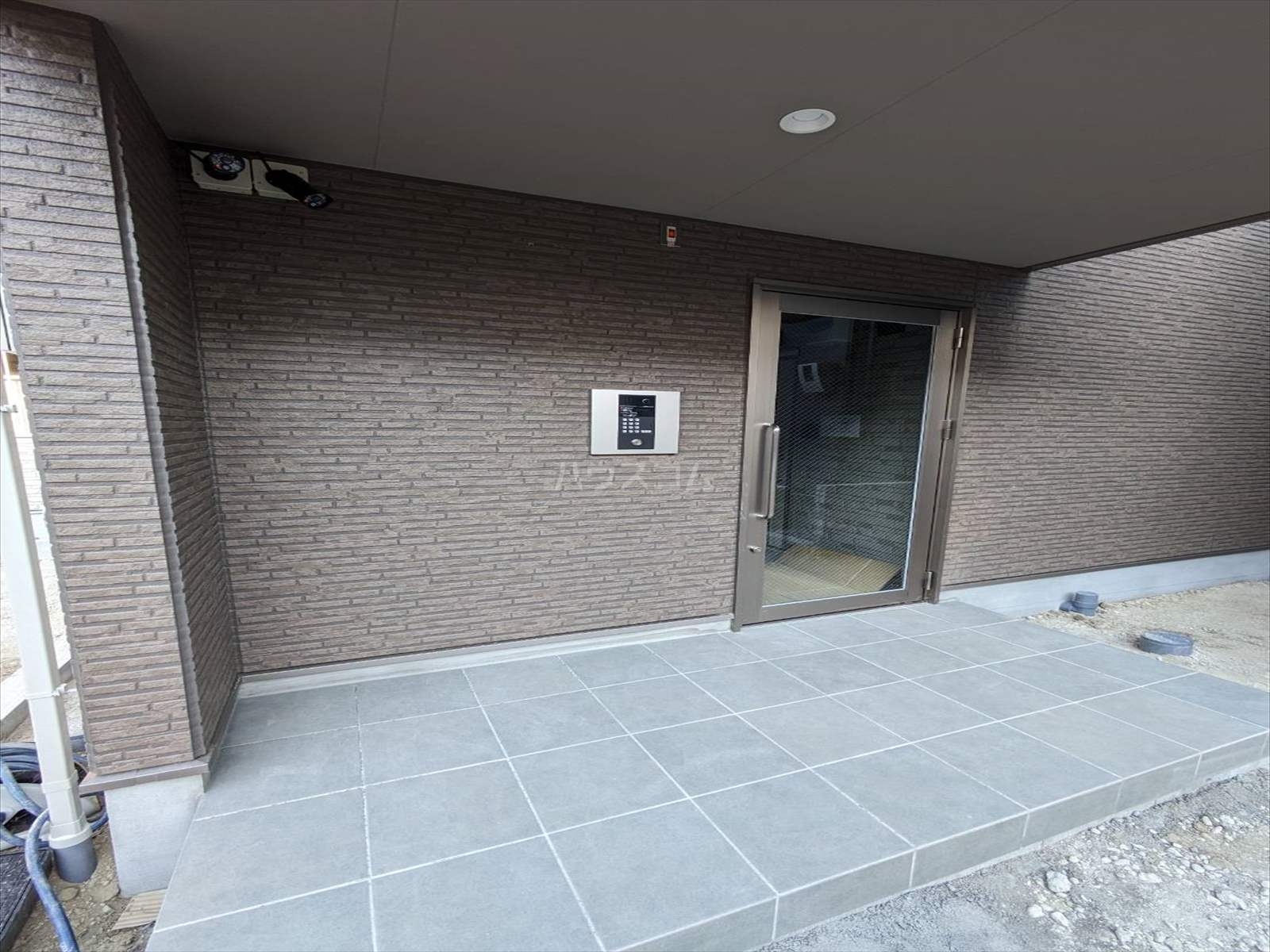 23/30 エントランス